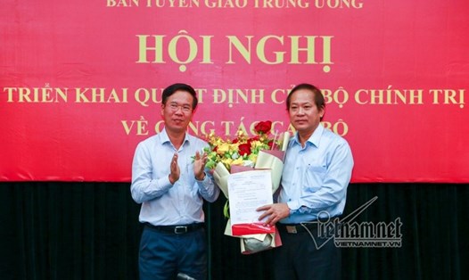 Trưởng Ban Tuyên giáo Trung ương Võ Văn Thưởng thay mặt Bộ Chính trị trao quyết định và tặng hoa cho ông Trương Minh Tuấn. Ảnh: Vietnamnet.vn