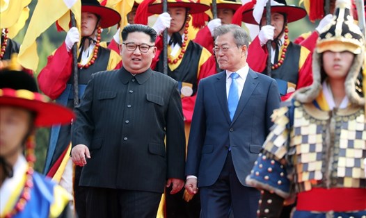 Tổng thống Hàn Quốc Moon Jae-in và Lãnh đạo Bắc Triều Tiên Kim Jong-un - Ảnh: AFP