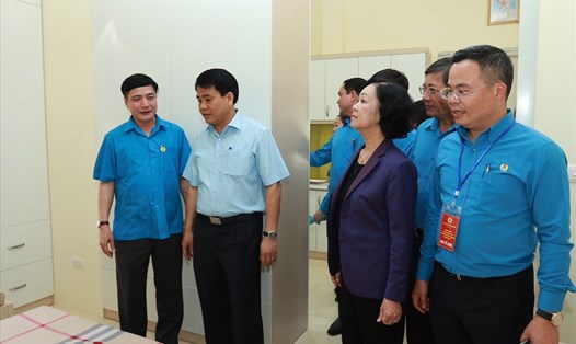 Đồng chí Trương Thị Mai - Ủy viên Bộ Chính trị, Bí thư Trung ương Đảng, Trưởng Ban Dân vận Trung ương đã tới tham quan 3 căn hộ mẫu của Khu Thiết chế CĐ Hà Nam tại Khu công nghiệp Đồng Văn II (tỉnh Hà Nam).