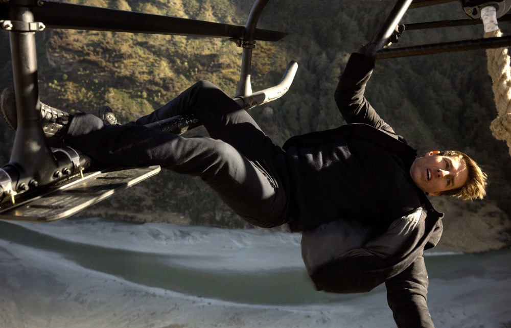 Tom Cruise trong 1 cảnh quay mạo hiểm. Ảnh do CGV cung cấp.