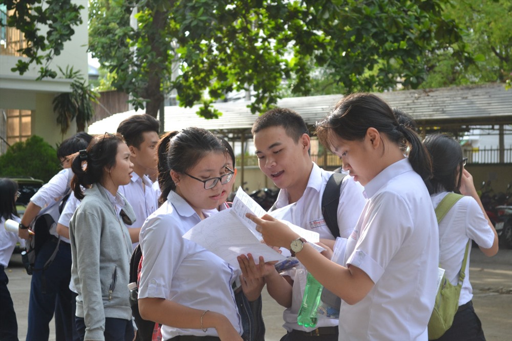 Các học sinh trao đổi đề thi sau kỳ thi THPT quốc gia tại Khánh Hòa. Ảnh: C.T