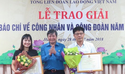 Phó Chủ tịch Thường trực Tổng LĐLĐVN Trần Thanh Hải trao giải cho các tác giả đoạt giải nhất.