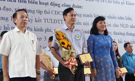 Ông Mai Đức Chính và bà Trương Thị Bích Hạnh chúc mừng Chủ tịch CĐ cơ sở được tuyên dương.