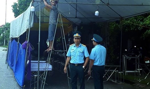 Đồng đội, người thân chuẩn bị đón đại tá phi công Phạm Giang Nam về quê nhà. Ảnh: TN