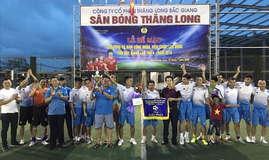 Đồng chí Nguyễn Văn Cảnh, Ủy viên Ban Chấp hành Tổng LĐLĐVN, Tỉnh ủy viên, Chủ tịch LĐLĐ tỉnh trao cúp cho đội đạt giải Nhất. 