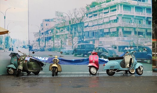 Những chiếc xe cổ xuất hiện tại Công viên văn hóa Đầm Sen dưới khung cảnh của Sài Gòn xưa. Ảnh: Trường Sơn
