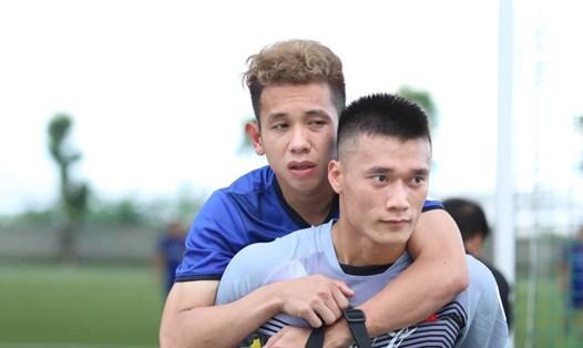Hồng Duy nhờ đồng đội cõng khỏi sân. Ảnh: Giang Nguyễn 