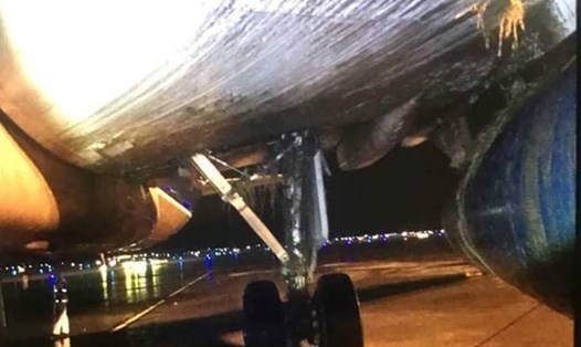 Hình ảnh tàu bay Vietnam Airlines hạ cánh lệch tâm đường băng tại sân bay Nội Bài tối muộn hôm 28.7.