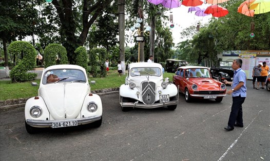 Ngày hội dành cho những chiếc xe cổ thu hút rất nhiều du khách đến tham quan, chụp hình lưu niệm. Ảnh: Trường Sơn