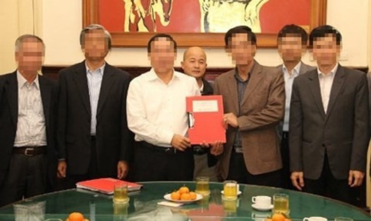 Ông Đinh Ngọc Hệ, Chủ tịch HĐQT Công ty CP Phát triển đầu tư Thái Sơn, biệt danh "Út trọc" (đứng giữa, hàng sau), tại lễ ký kết hợp đồng dự án đầu tư xây dựng cầu Việt Trì mới theo hình thức BOT.
