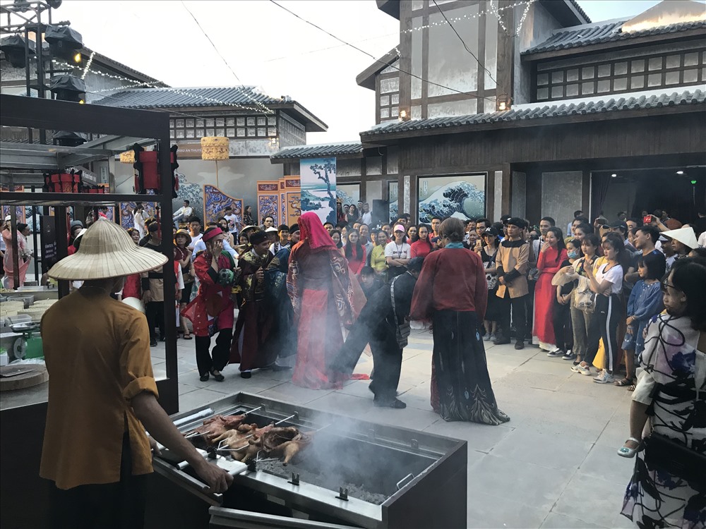 Nhiều người dân địa phương có mặt tại lễ khai trương công viên. Ảnh: H.V.M