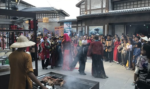 Nhiều người dân địa phương có mặt tại lễ khai trương công viên. Ảnh: H.V.M