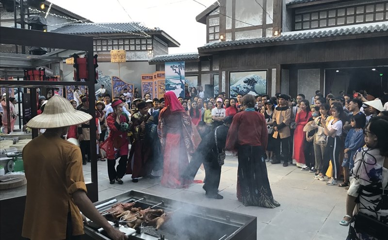 Nhiều người dân địa phương có mặt tại lễ khai trương công viên. Ảnh: H.V.M