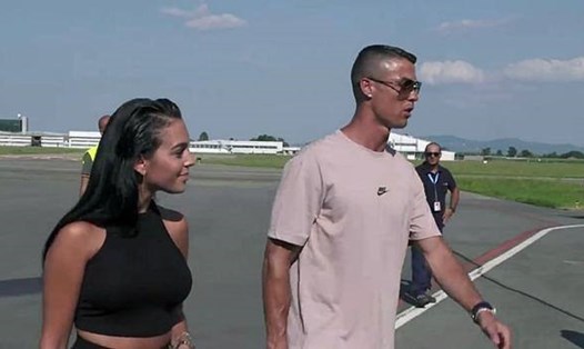 Cristiano Ronaldo (phải) và bạn gái khi mới đặt chân xuống sân bay Caselle, Turin. Ảnh: La Gazzetta Dello Sport.