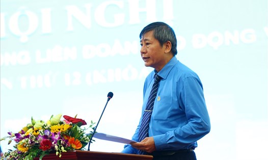 Đồng chí Trần Thanh Hải, Phó Chủ tịch Thường trực Tổng LĐLĐVN trình bày cáo tóm tắt kết quả hoạt động CĐ 6 tháng đầu năm, nhiệm vụ 6 tháng cuối năm. Ảnh: Sơn Tùng.