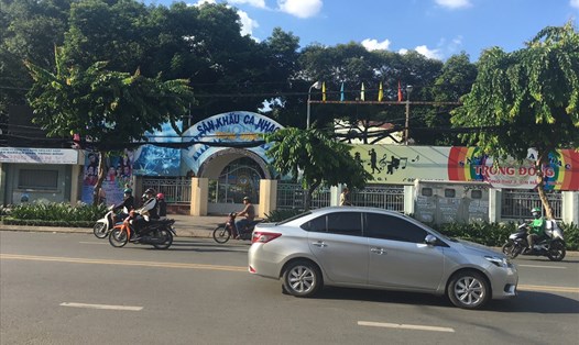 Một góc mặt tiền sân khấu Trống Đồng tại ngã ba đường Cách Mạng Tháng Tám và Nguyễn Du (quận 1, TPHCM) - trong tương lai sẽ là TTDVHK Trống Đồng. Ảnh: C.H