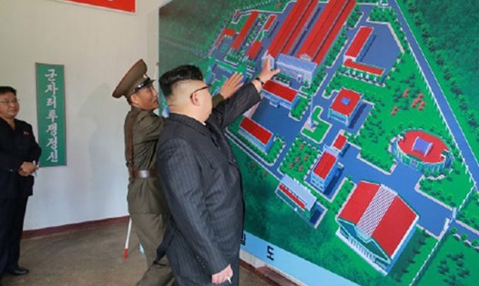 Ông Kim Jong-un thăm Viện Vật liệu hóa chất ở Hamhung hồi tháng 8 năm ngoái. Ảnh: KCNA