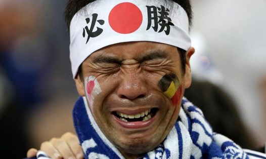 Một CĐV Nhật Bản khóc sau trận đấu. Ảnh: The Sun