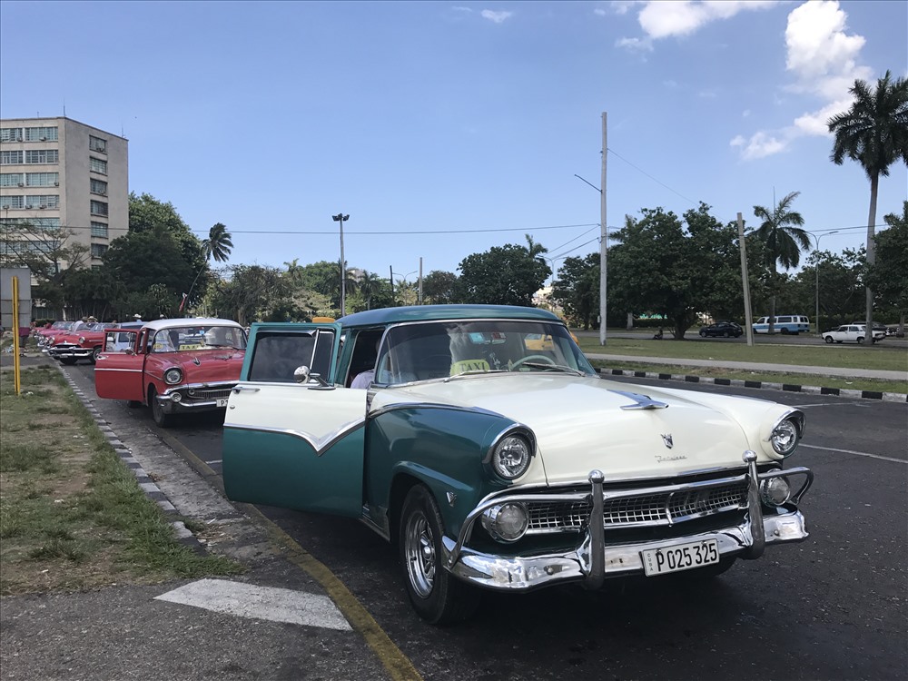 Xe cổ có mặt khắp nơi tại thành phố Havana, Cuba.