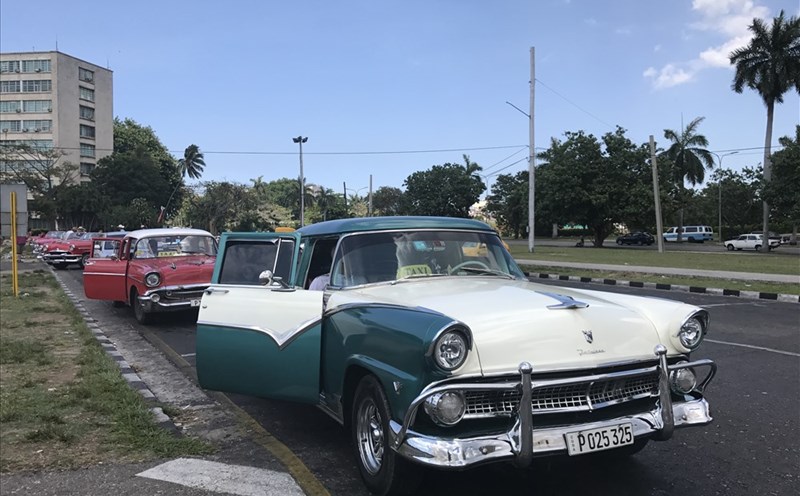 Xe cổ có mặt khắp nơi tại thành phố Havana, Cuba.