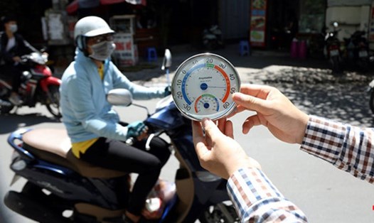 Nhiệt độ ngoài trời tại Hà Nội trưa 3.7 gần 50 độ C. Ảnh: A.C