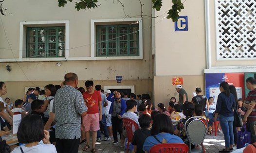 Phụ huynh trực chờ để nộp hồ sơ vào lớp 10 cho con tại Trường Tạ Quang Bửu.