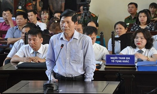 Ông Hoàng Đình Khiếu, nguyên phó Giám đốc BV đa khoa tỉnh Hoà Bình bị khởi tố ề tội thiếu trách nhiệm gây hậu quả nghiêm trọng.