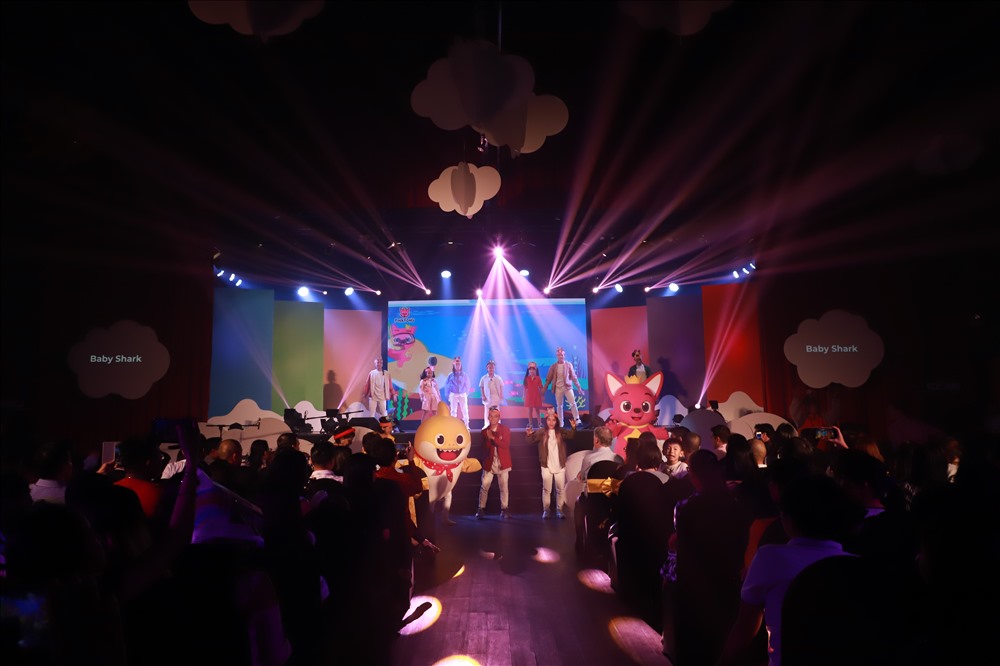 Các bé trình diễn bài hát đang “sốt” Baby Shark tại sự kiện mừng HTV3 DreamsTV 10 tuổi.