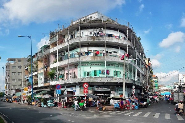 UBND TP yêu cầu khẩn trương di dời dân khỏi 15 chung cư cũ hư hỏng trên địa bàn các quận huyện