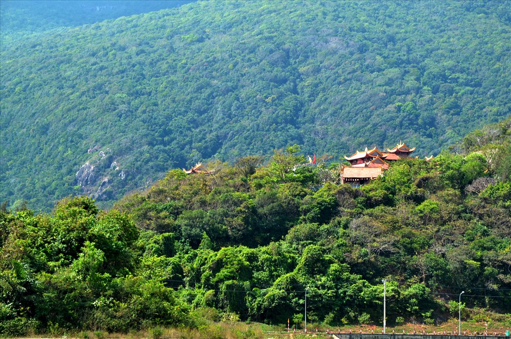 Chùa Vân Sơn tọa lạc trên triền núi Một. Ảnh: Lục Tùng 