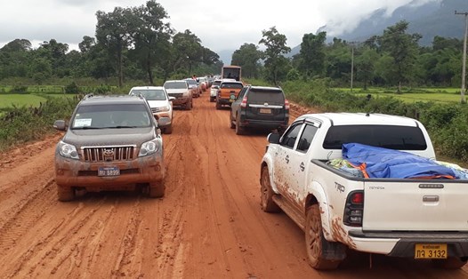 Các đoàn xe tải cứu trợ của các tỉnh thành của Lào, đổ về Sanamxay. Ảnh: ĐÌNH VĂN