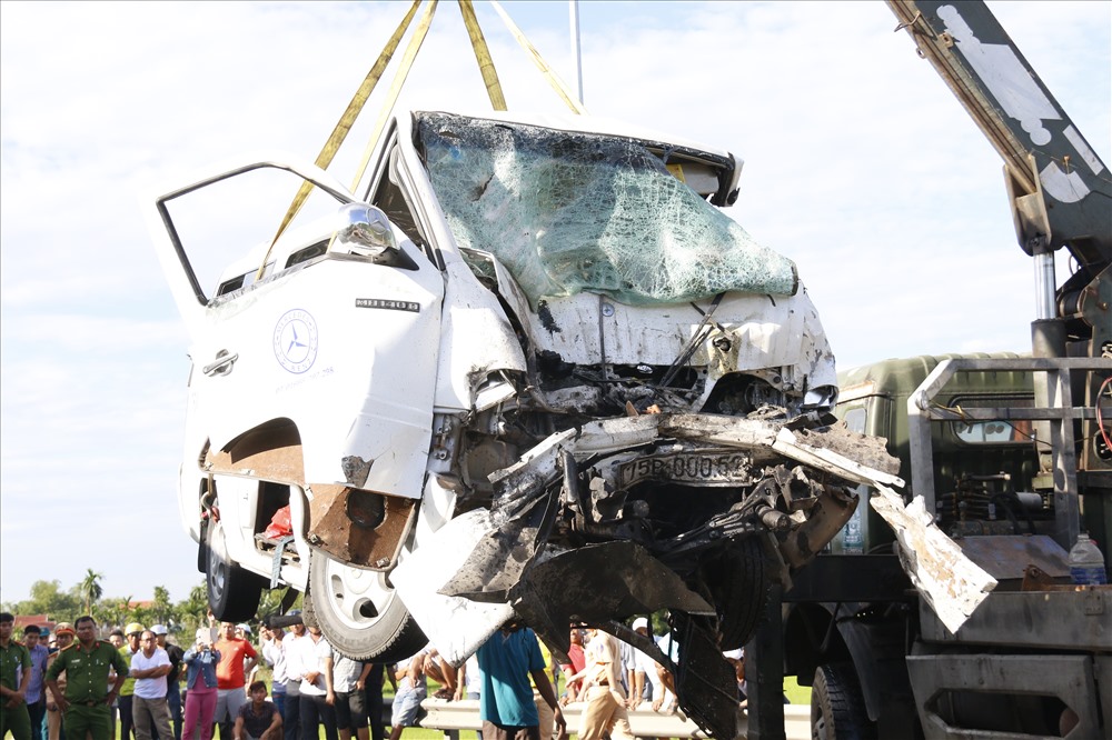 Lực lượng chức năng đang khắc phục để thông xe. Ảnh: Đ.V