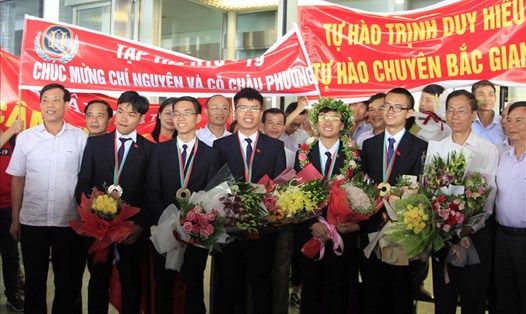 Hai đoàn Olympic Hóa học và Vật lý được chào đón nồng nhiệt khi trở về sân bay Nội Bài. Ảnh: Nguyễn Hà