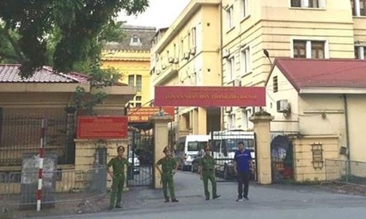 An ninh được thắt chặt trước cổng tòa Hà Nội. 