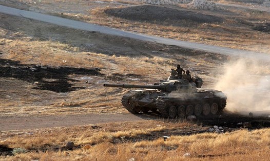 Xe tăng của phe đối lập ở ngoại ô Aleppo năm 2016. Ảnh: AFP