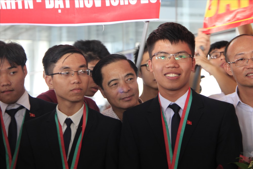 Em Nguyễn Ngọc Long (bên phải) xuất sắc giành được tấm Huy chương Vàng môn Vật lý. Ảnh: Nguyễn Hà