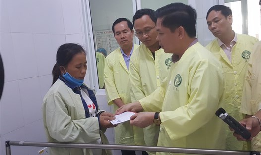 Bộ trưởng Bộ GTVT Nguyễn Văn Thể thăm hỏi các nạn nhân bị thương trong vụ tai nạn đang điều trị tại bệnh viện (Ảnh: Nguyễn Tri) 