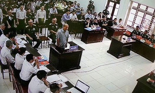 Quang cảnh phiên tòa xét xử bị cáo “Út trọc” cùng đồng phạm. Ảnh chụp qua màn hình tivi.
