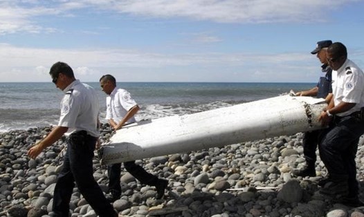 Mảnh vỡ của MH370 được tìm thấy trên đảo La Reunion năm 2015. Ảnh: EPA