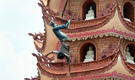 Lê Thọ Trường (quê Thanh Hóa) trong cơn “ngáo đá” đã nhảy từ tầng 11 tòa tháp chùa Cót (Cầu Giấy, Hà Nội) xuống đất hồi tháng 7.2015 Ảnh: PV