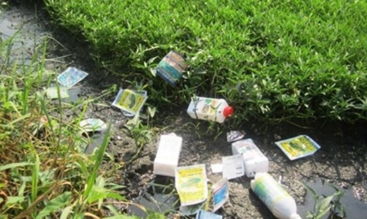 Vỏ thuốc diệt cỏ thường được người dân vứt lại sau khi sử dụng hết đang được xem là nguyên nhân khiến nguồn nước bị nhiễm độc. Ảnh minh hoạ