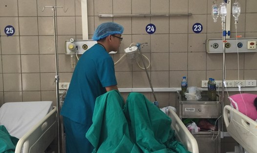 Bệnh nhân ngộ độc thuốc diệt cỏ đang được điều trị tại Bệnh viện Bạch Mai