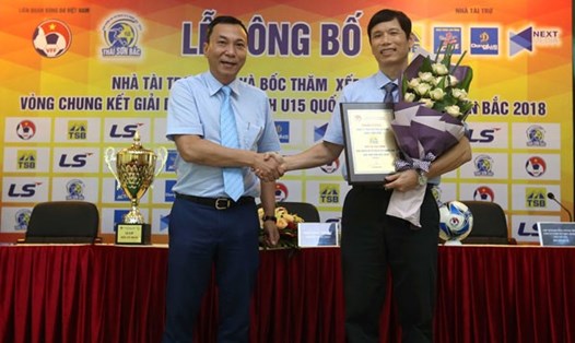 Phó Chủ tịch VFF Trần Quốc Tuấn tặng hoa cho đại diện nhà tài trợ. Ảnh: VFF