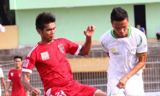Cầu thủ Trần Quốc Tuấn (áo đỏ) của CLB BRVT bị cấm thi đấu vĩnh viễn vì hành vi đuổi đánh trọng tài ở giải hạng Nhì. Ảnh: Đ.T