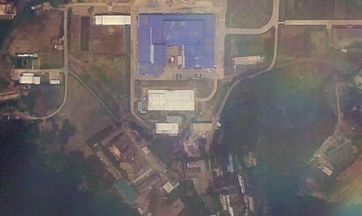 Ảnh vệ tinh chụp nhà máy sản xuất tên lửa Sanumdong của Triều Tiên hôm 7.7. Chiếc xe màu đỏ ở giữa sân giống những chiếc đã được Triều Tiên sử dụng để vận chuyển tên lửa. Ảnh: Trung tâm nghiên cứu không phổ biến hạt nhân James Martin