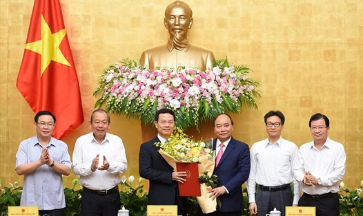 Thủ tướng Nguyễn Xuân Phúc trao Quyết định giao quyền Bộ trưởng Bộ Thông tin và Truyền thông cho ông Nguyễn Mạnh Hùng. Ảnh: VGP