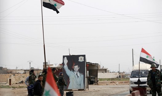 Lực lượng trung thành với Tổng thống Syria Bashar al-Assad tại điểm kiểm soát ở Aleppo hồi tháng 2.2018. Ảnh: Reuters