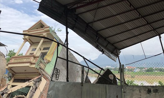 Nhiều ngôi nhà kiên cố tại tổ 26, phường Đồng Tiến, TP Hoà Bình bất ngờ bị sụt xuống sông Đà. Ảnh: Trung Nguyễn