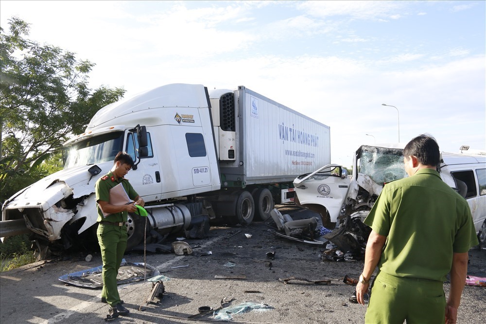 Hiện trường xe đón dâu gặp tai nạn thảm khốc làm 17 người thương vong. Ngày cưới cuả cô dâu thành ngày để tang chồng. 