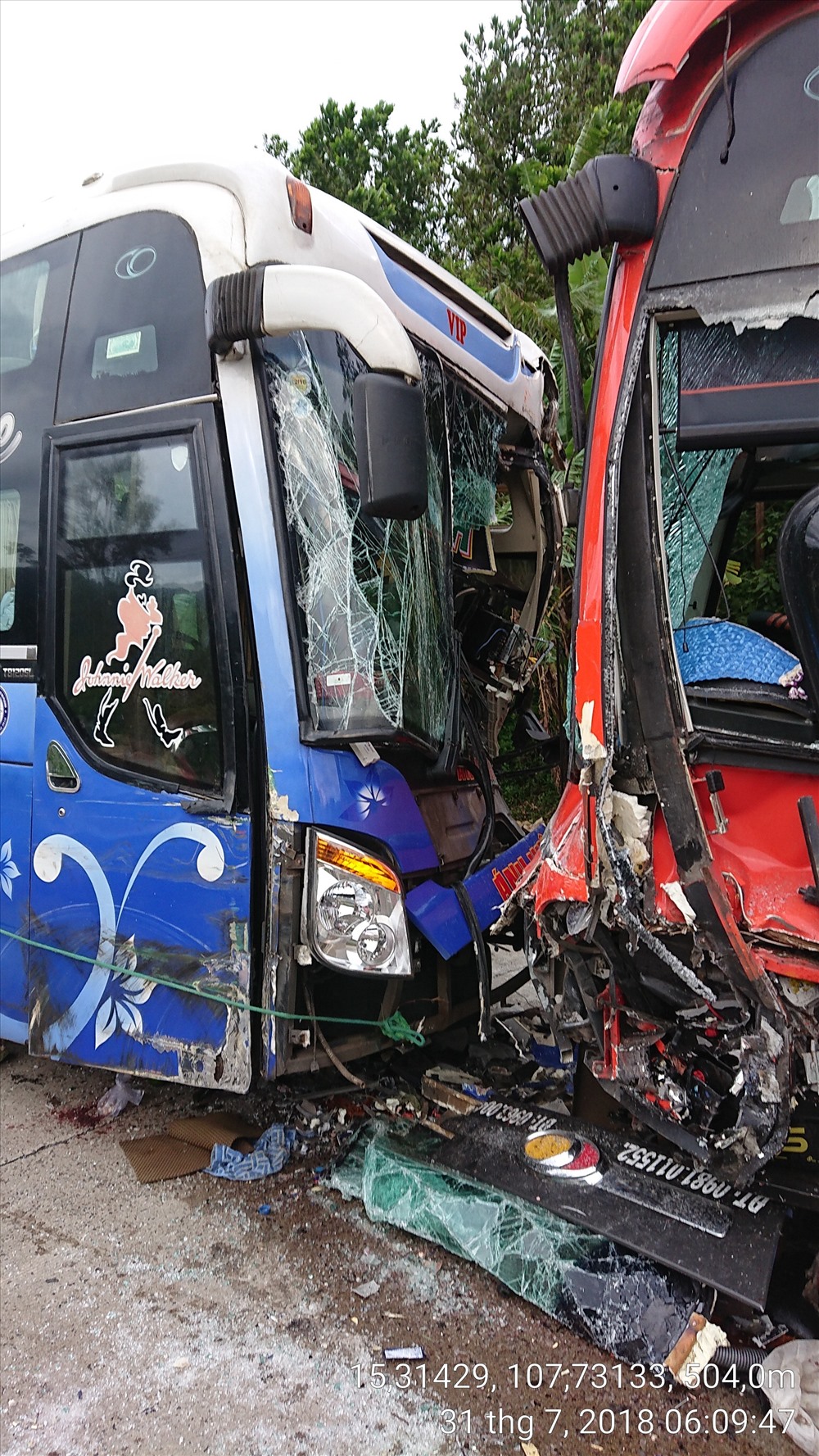 Phần đầu của 2 chiếc xe bị hư hỏng nặng. Ảnh: Công an cung cấp